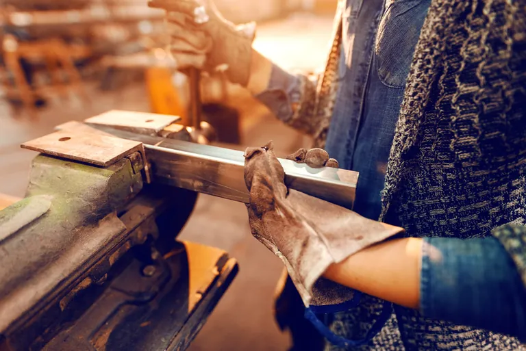 Handwerkerin arbeitet mit Metall