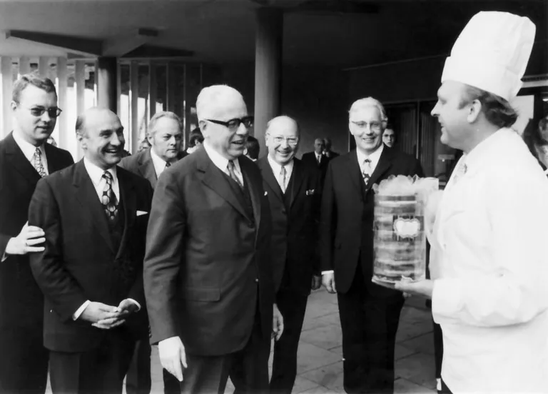 Bundespr&auml;sident Gustav Heinemann mit Handwerkern