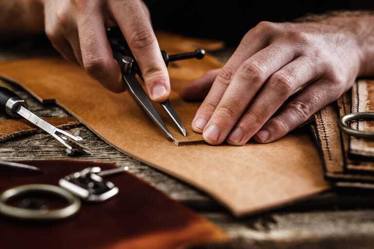 Handwerkerin arbeitet mit Leder