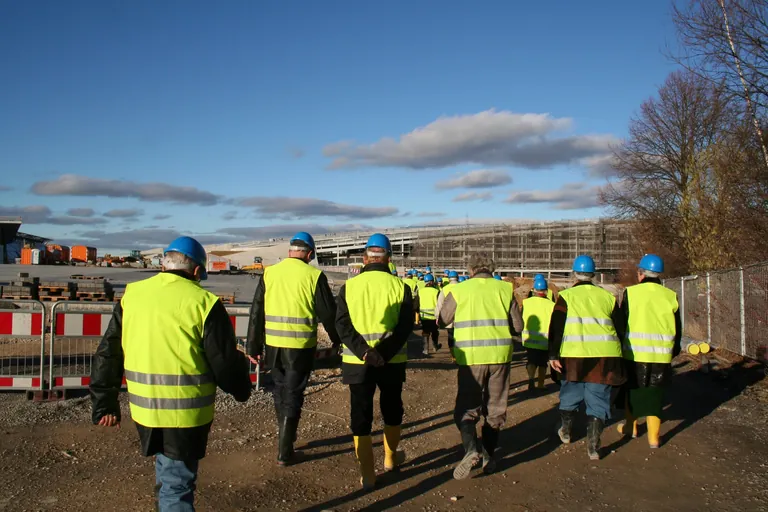 Bauarbeiter in Warnwesten auf der Baustelle