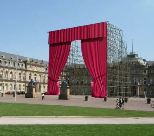 Raumausstatter präsentieren Riesenvorhang