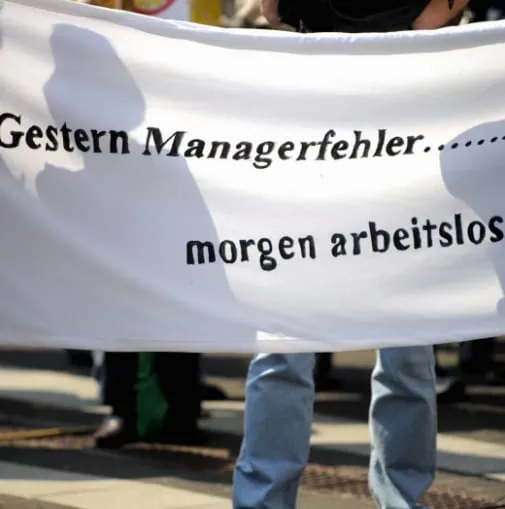 Arbeitslosigkeit steigt unter Jungen und Älteren rasant