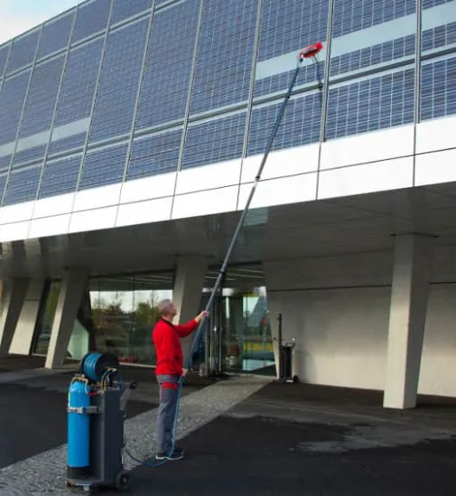 Handwerker helfen beim Wassersparen