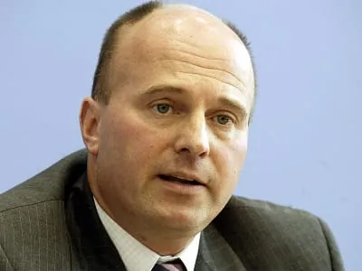 Finanzstaatssekretär Koschyk kündigt nun die Prüfung rechtlicher Schritte an