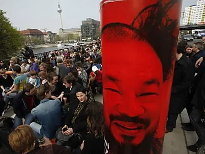 Stummer Protest gegen Verhaftung Ai Weiweis