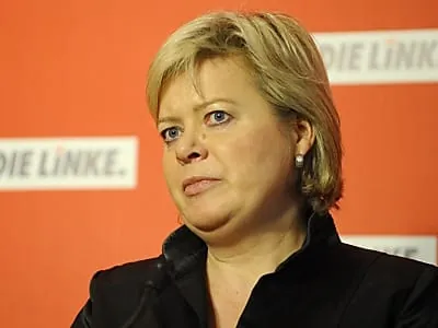 Lötzsch fordert Fristverlängerung für Anträge zum Bildungspaket