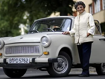 Die Berlinerin Irene Fernau steuert noch mit fast 85 Jahren einen Trabant