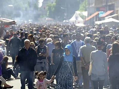Mehrere Hundert Demonstranten protestieren gegen steigende Mieten