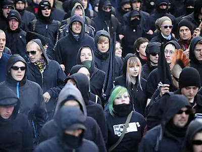 Stein- und Flaschenwürfe bei linksautonomer Demonstration in Berlin