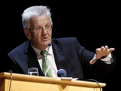 Kretschmann will der Autoindustrie neue Wege weisen
