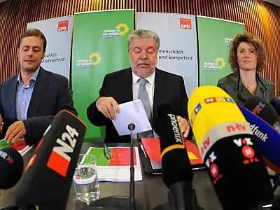 SPD und Grüne stellen Koalitionsvertrag vor