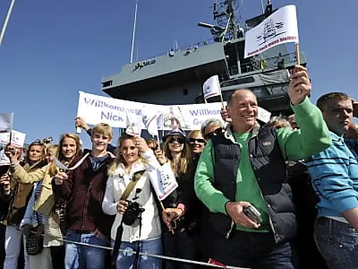 Rund 2.000 Menschen feiern Rückkehr der "Gorch Fock"