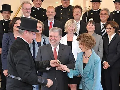 Kritik und Glückwünsche für die neue Landesregierung