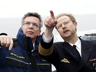 De Maizière verfolgt spektakuläre Manöver auf der Ostsee
