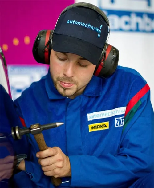 Vincent Wicker statet für die Karosseriebauer