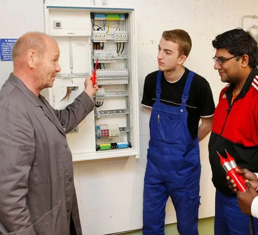 Wegweiser in Richtung Ausbildung