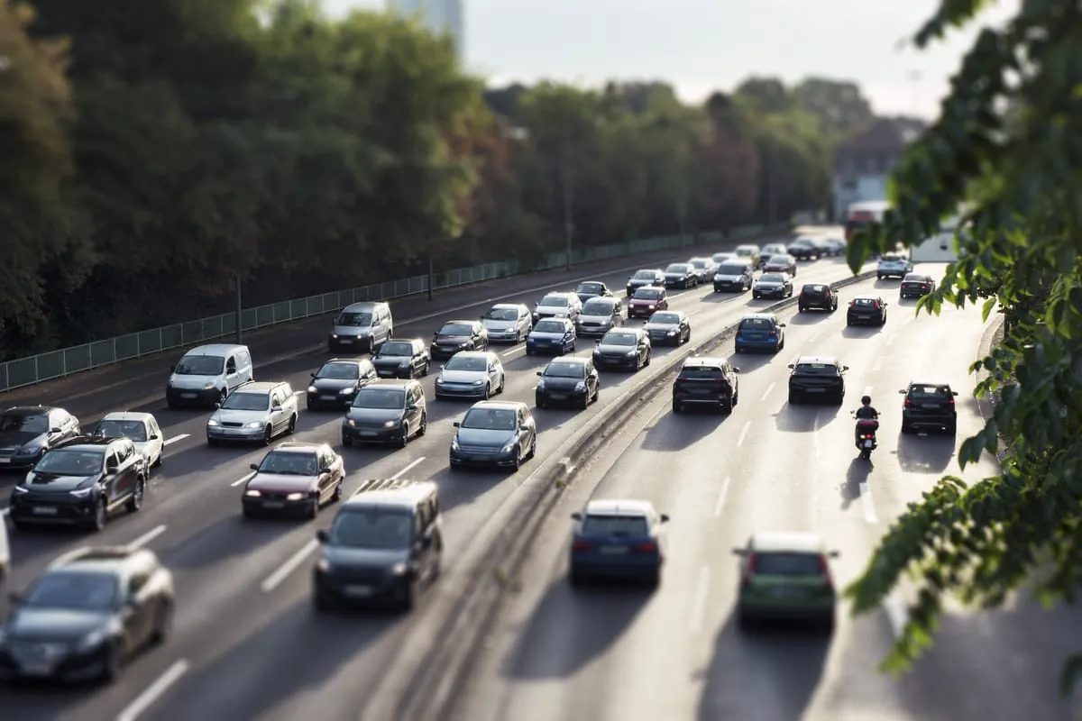 Ohne Auto geht´s nicht: Ein Optiker erdet zankende Politiker