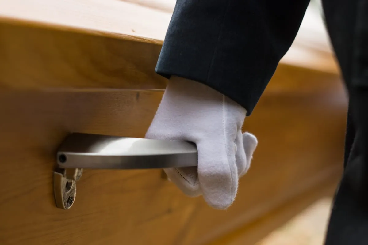 Die Schutzausrüstung für Bestatter wird knapp