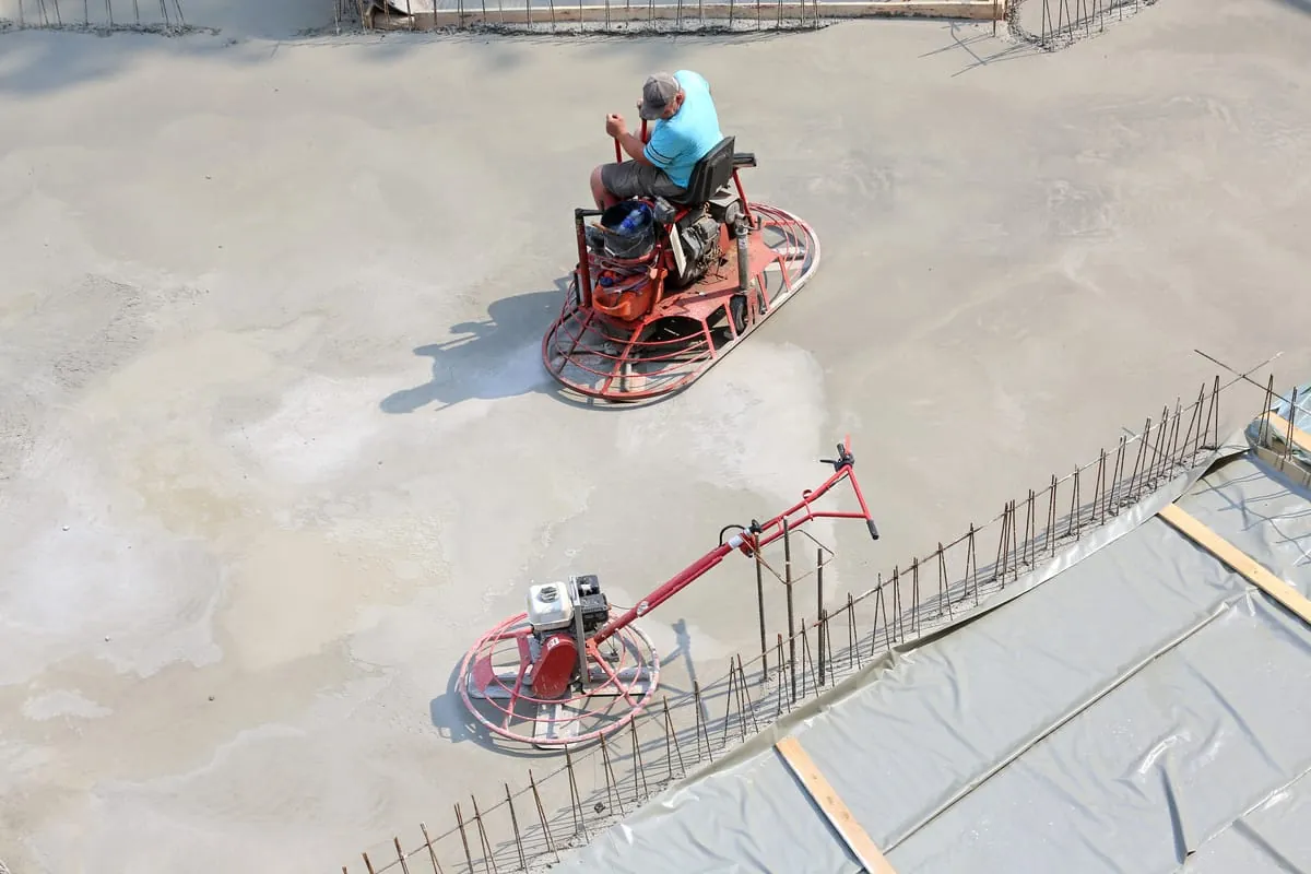 Lebensgefahr: Glättmaschine auf der Baustelle