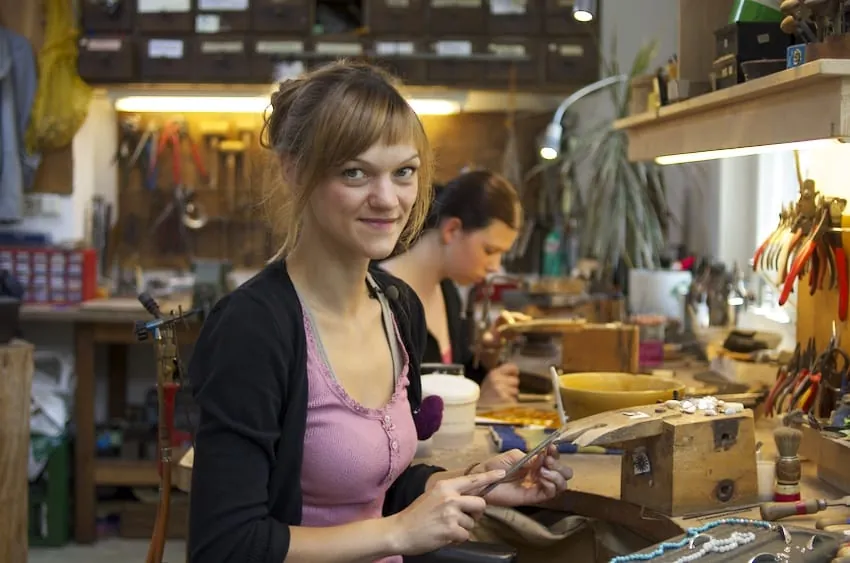 Anna-Maria Schelle ist mit Surfschmuck-Kollektion erfolgreich