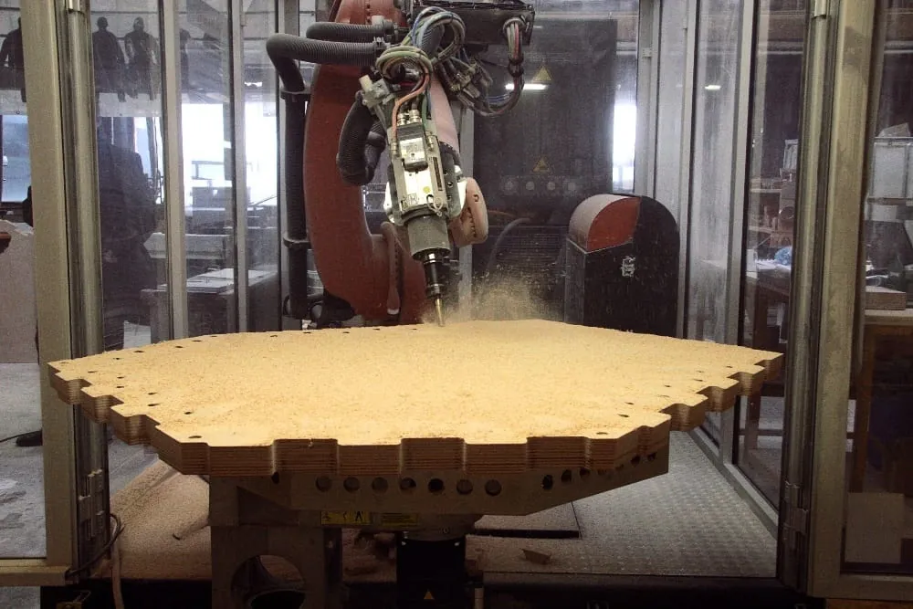 Bei Müllerblaustein arbeitet ein Roboter im Holzbau