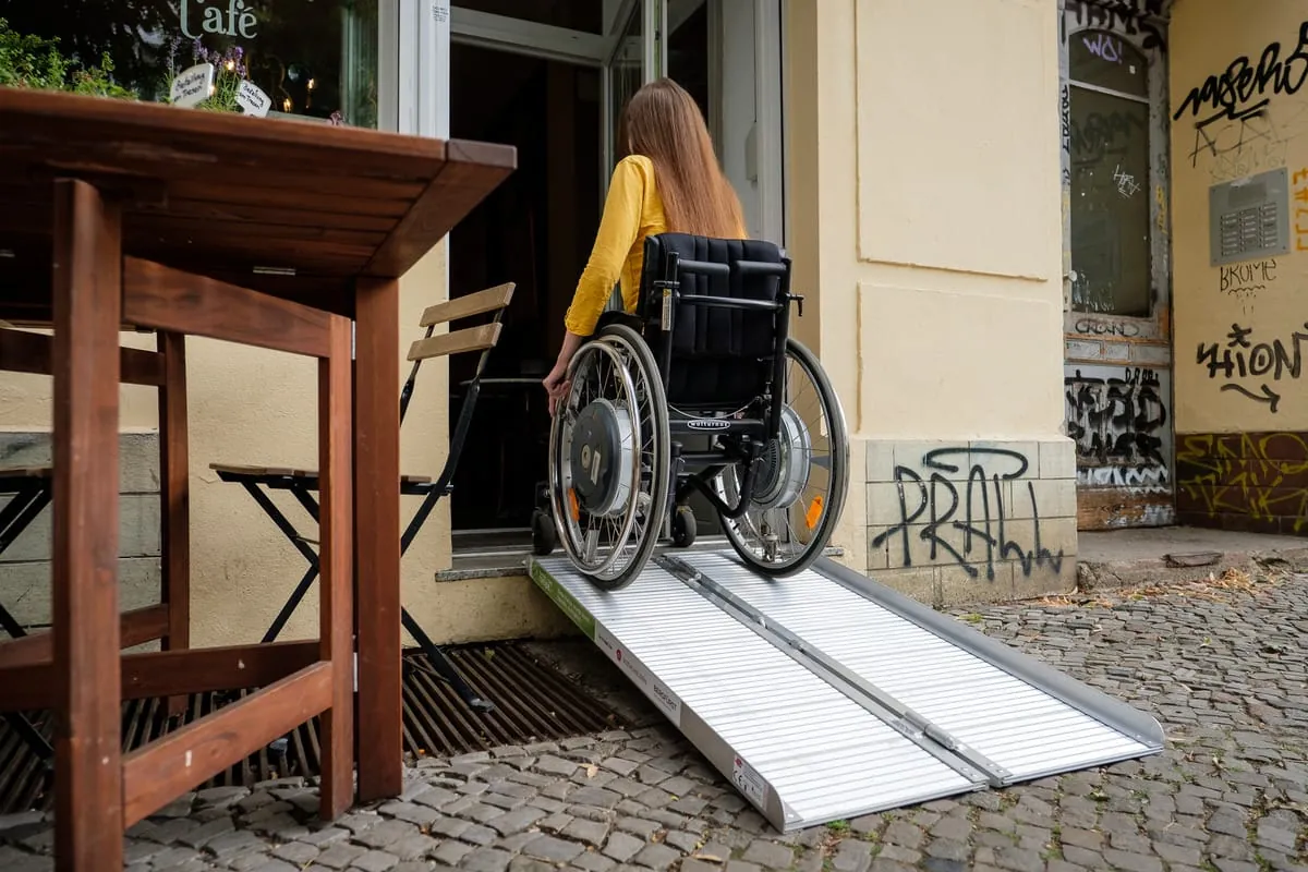 Rollstuhlgerechte Friseursalons: "Wir haben eine Rampe!"