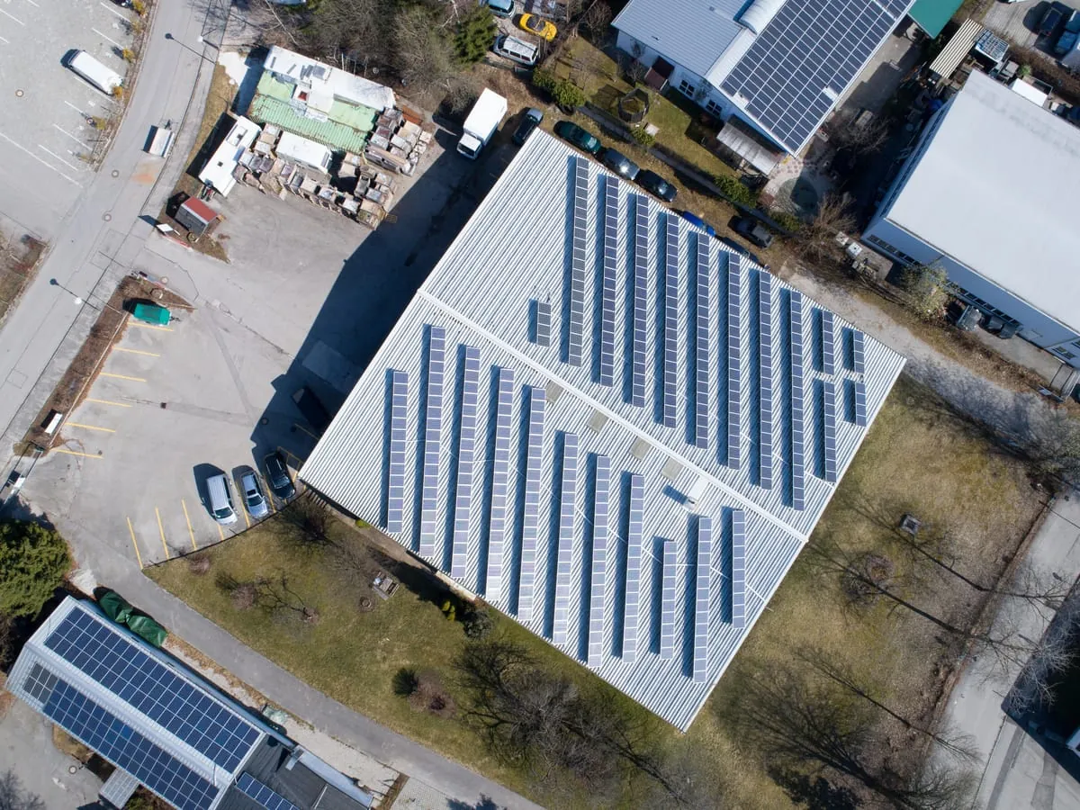 Gewerbliche PV-Anlage planen und betreiben: 12 Praxis-Fragen