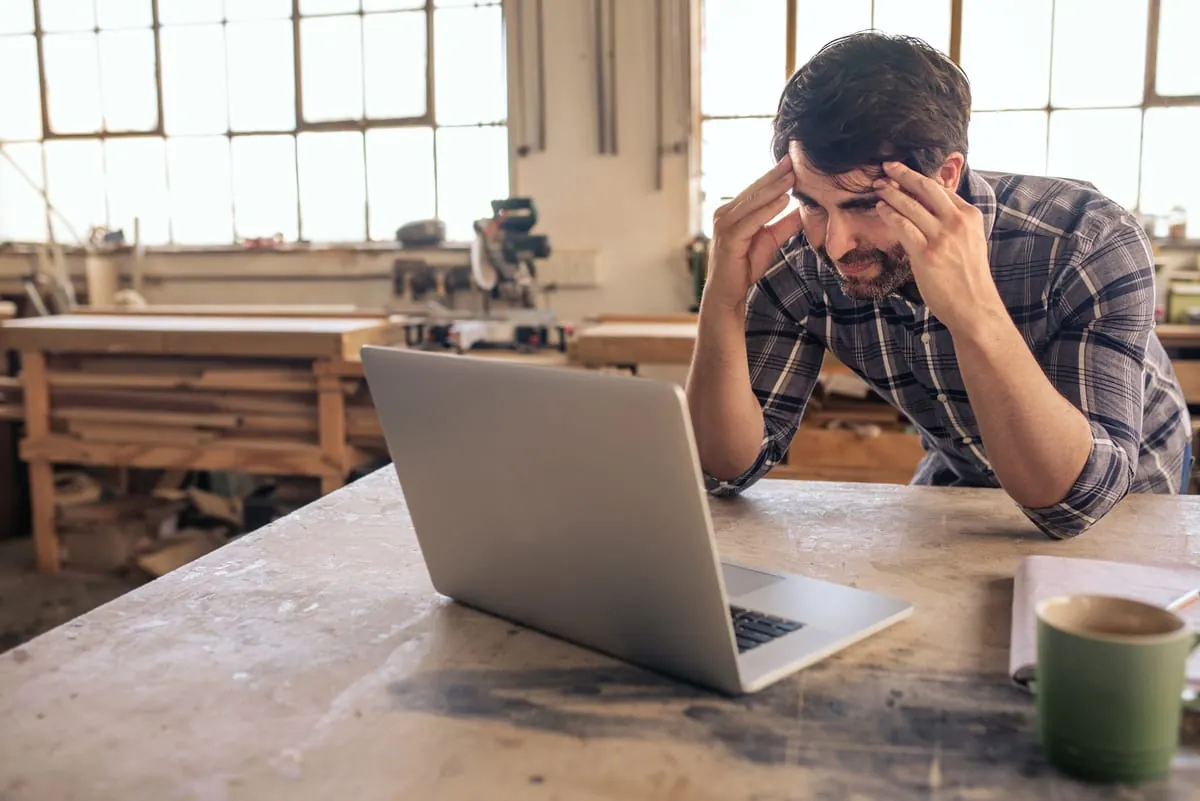 Maurermeister macht sich über Pseudo-Akademisierung lustig