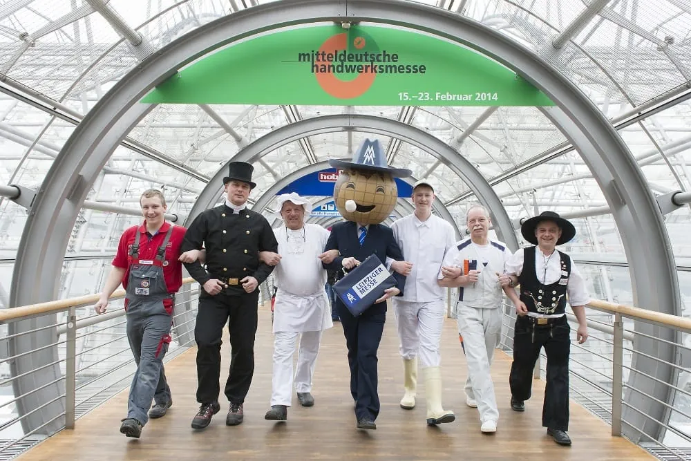 SHK-Lehrlinge bauen Völkerschlachtdenkmal aus Kupferrohr