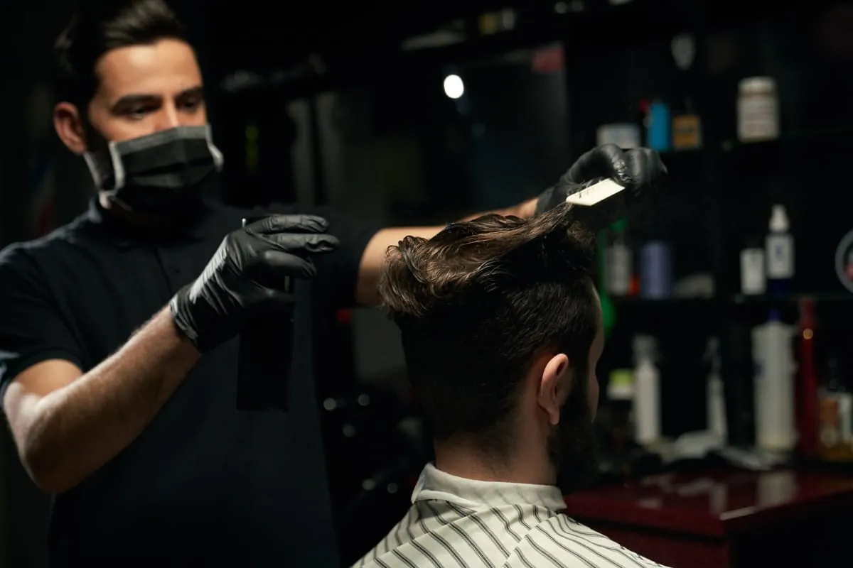 Fehlendes Schutzkonzept: Friseure warten mit der Terminvergabe