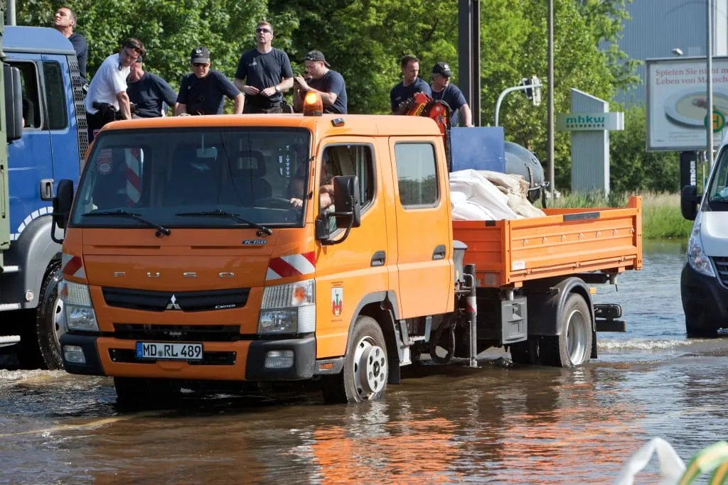 Im Fuso Canter mit sieben Leuten auf die Baustelle