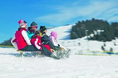 Entspannt auf Rodel, Ski und an der Bar
