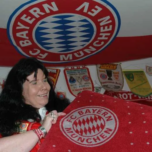 Roter FC Bayern-Teppich für das Fanzimmer