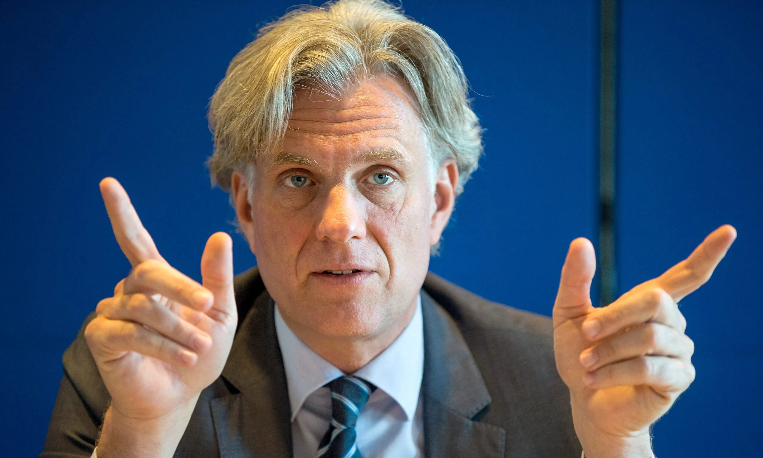 Schwarz bleibt Präsident