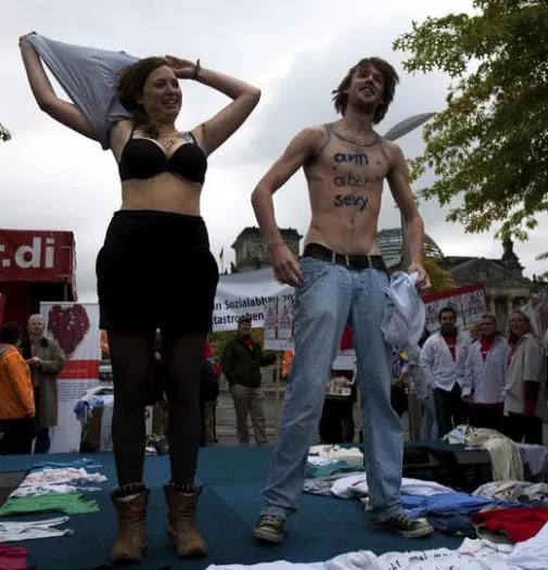 Von der Leyen verteidigt Einsparungen - Bürger protestieren