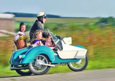 Die ganze Familie huckepack