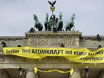 Greenpeace-Aktivisten erklettern Brandenburger Tor