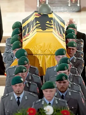 Angehörige und Bundeswehr trauern in Detmold um getöteten Soldaten