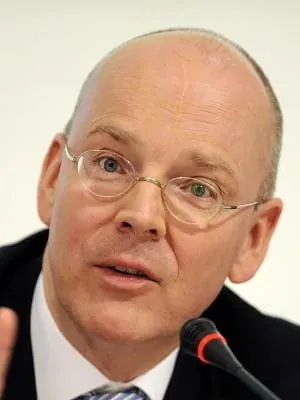 Commerzbank-Chef warnt vor Umschuldung Griechenlands