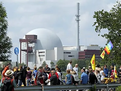 Atomkraftgegner protestieren vor Atommeiler in Brokdorf