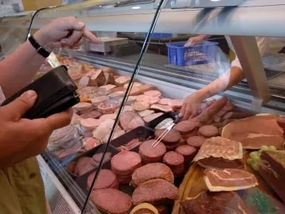Geflügelwurst besteht teils zur Hälfte aus Schweinefleisch