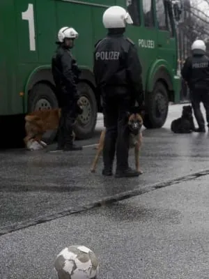 Polizeigewerkschaft fordert Millionenbeitrag von DFB und DFL