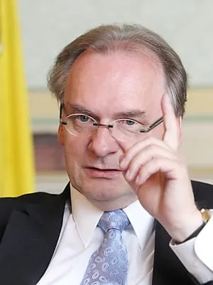 Haseloff unterstützt Kirchhofs Steuerkonzept