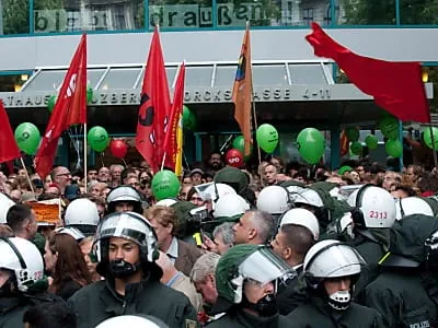 Demonstranten verhindern Treffen von Pro Deutschland in Kreuzberg