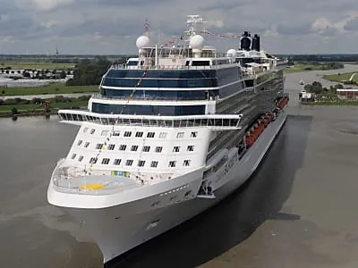 "Celebrity Silhouette" meistert Emsüberführung
