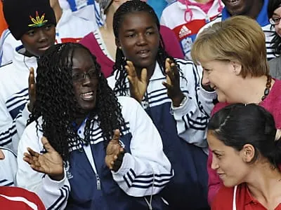 Frau Merkel entdeckt den Fußball