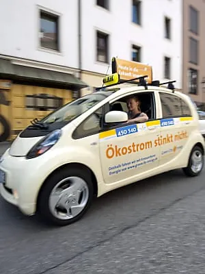Erstes Elektrotaxi fährt in München
