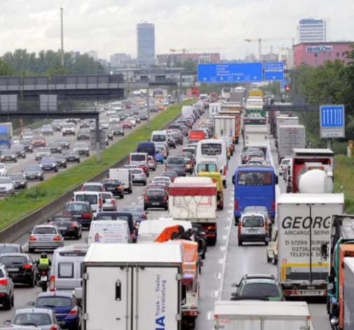 Lkw bekommen Fahrverbot auf Autobahnen