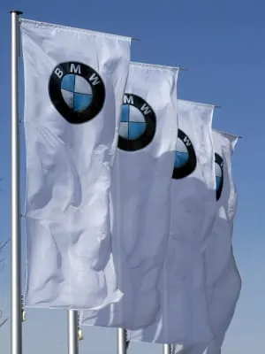 BMW hebt Absatz- und Gewinnprognose an