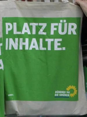 Grünen-Politikerin: Doktortitel im Personalausweis streichen